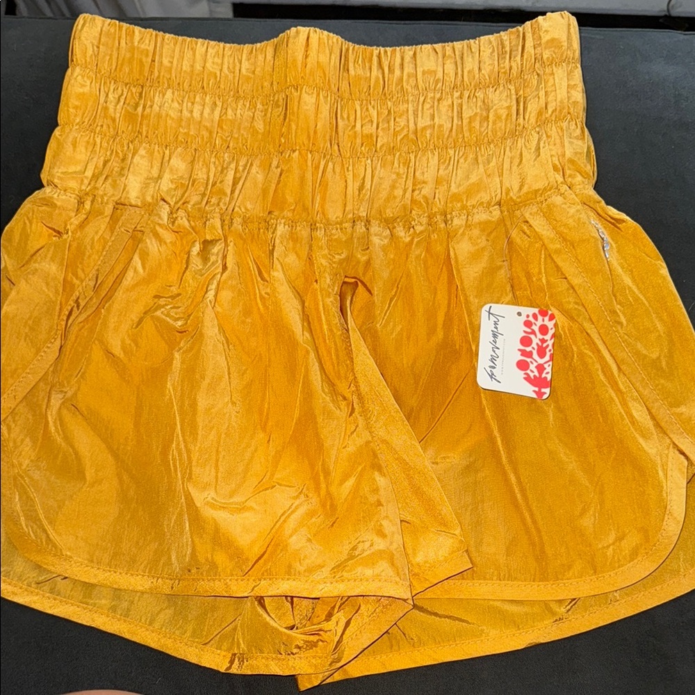 NWT Free People WAY HOME short
Vibrant color
New with tags
Built in underwear